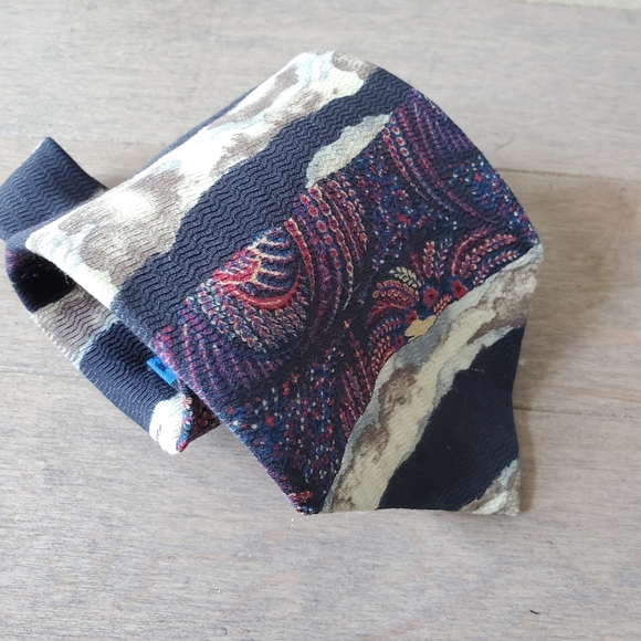 Metropolitan Museum of Art 100% silk tie - Picture 2 of 7